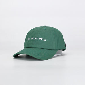 Diagonalt framifrån Hitpin grön keps med "Hit more pins"